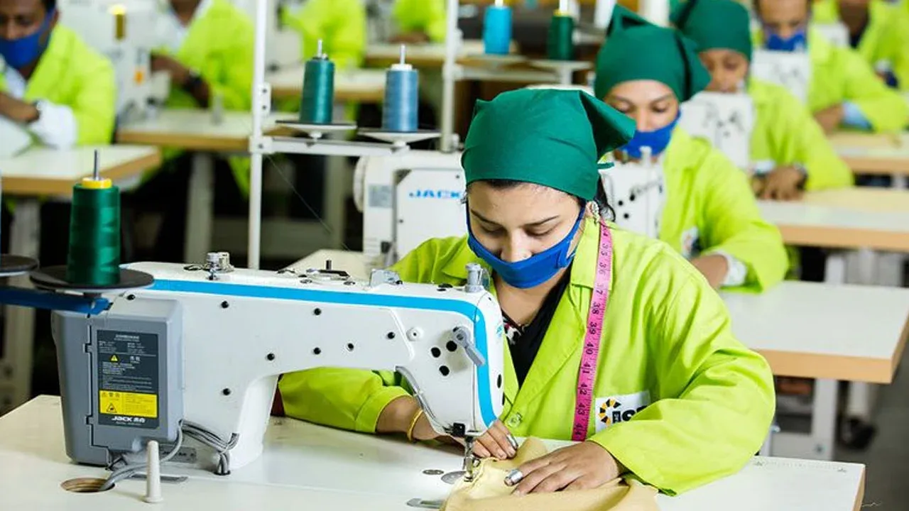 ঈদের আগে শিল্পাঞ্চলে শ্রমিক অসন্তোষের আশঙ্কা: ৩০০ কারখানায় বেতন-বোনাস অনিশ্চিত