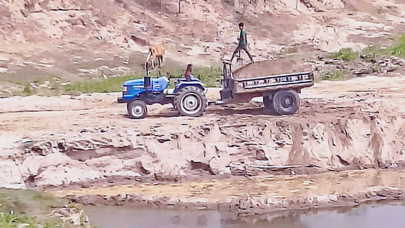 রংপুরের বদরগঞ্জে যমুনেশ্বরী থেকে অবৈধ বালু উত্তোলন: সেতু-সড়ক-বাঁধ হুমকির মুখে, জড়িত আ.লীগ-বিএনপি নেতারা ও পুলিশ!