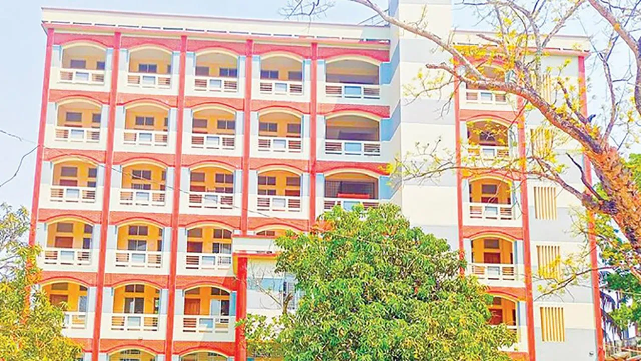 শিক্ষক সংকটে পিরোজপুরের দুটি সরকারি মাধ্যমিক বিদ্যালয়ে ভেঙে পড়েছে শিক্ষাব্যবস্থা