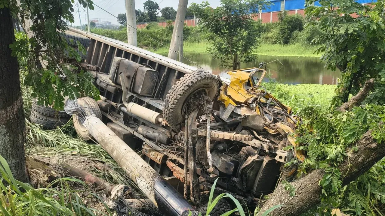 চাকা ফেটে কাভার্ডভ্যান উল্টে চালকের মৃত্যু, আহত সহকারী
