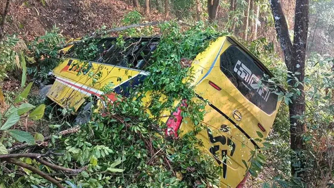 বান্দরবানে নিয়ন্ত্রণ হারিয়ে খাদে সৌদিয়া বাস, ২০ পর্যটক আহত