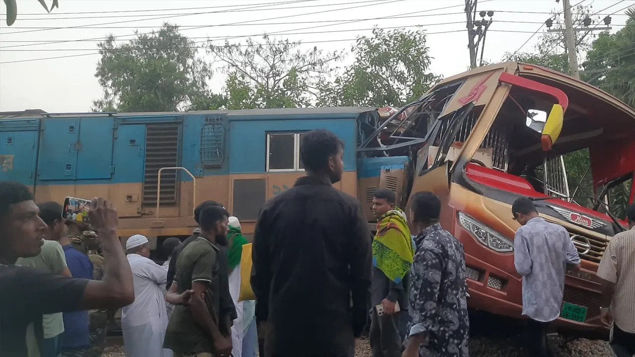 কুমিল্লায় ভয়াবহ ট্রেন-বাস সংঘর্ষে ১২ নিহত, আহত অনেকে