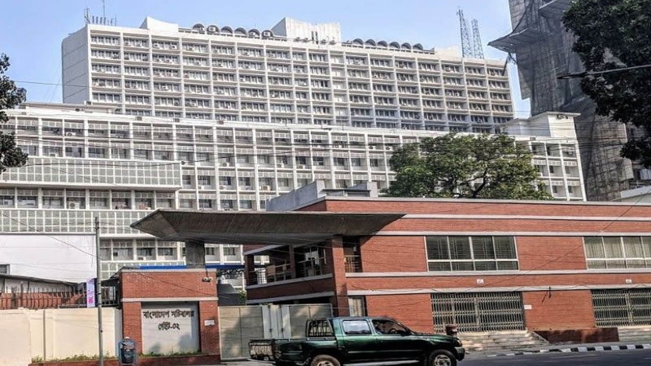 নতুন সরকারের সচিবালয়ে পিএস-এপিএস নিয়োগের তৎপরতা: তদবির, যাচাই-বাছাই ও অনীহা