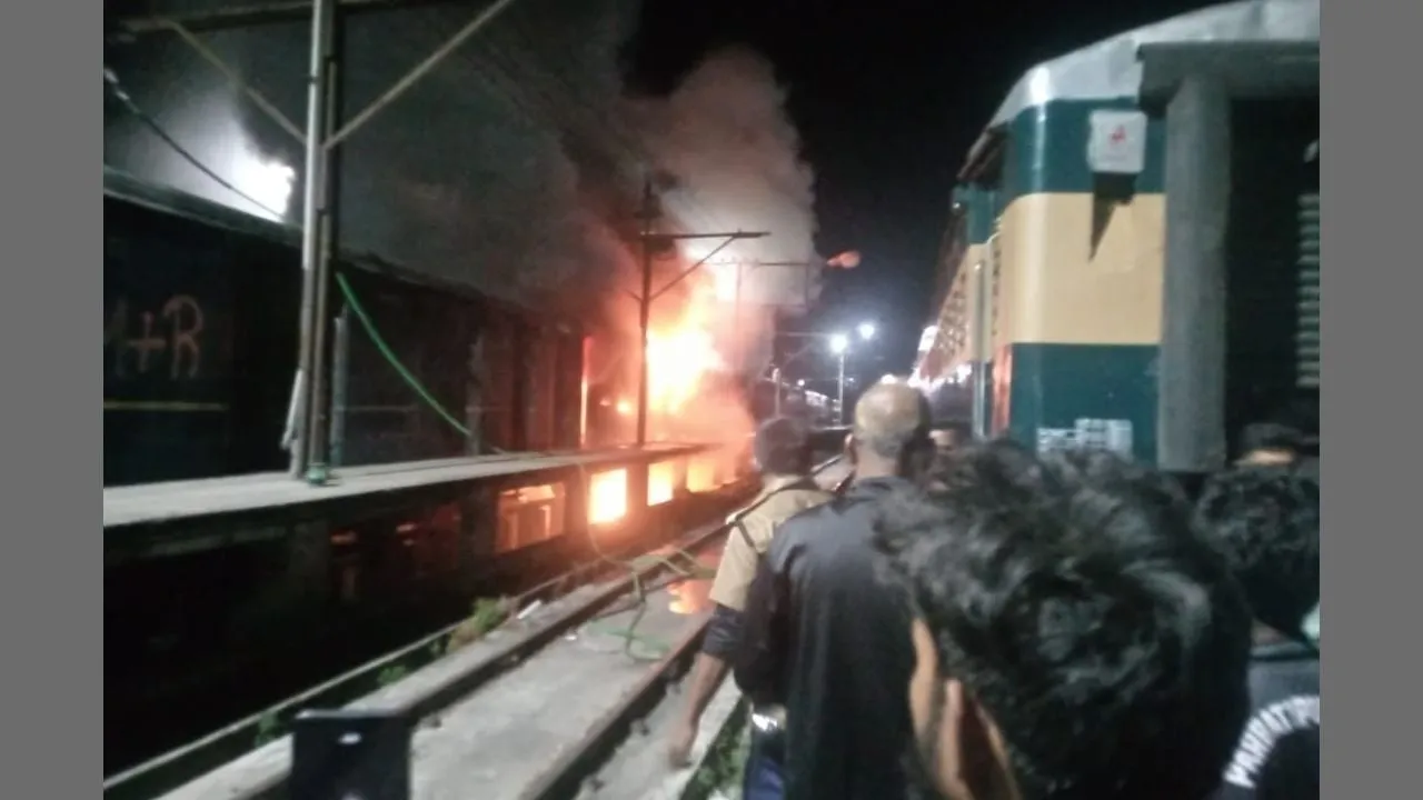 পার্বতীপুরে রমনা কমিউটার ট্রেনের পাওয়ার কারে অগ্নিকাণ্ড: ব্যাপক ক্ষয়ক্ষতি, তদন্ত শুরু
