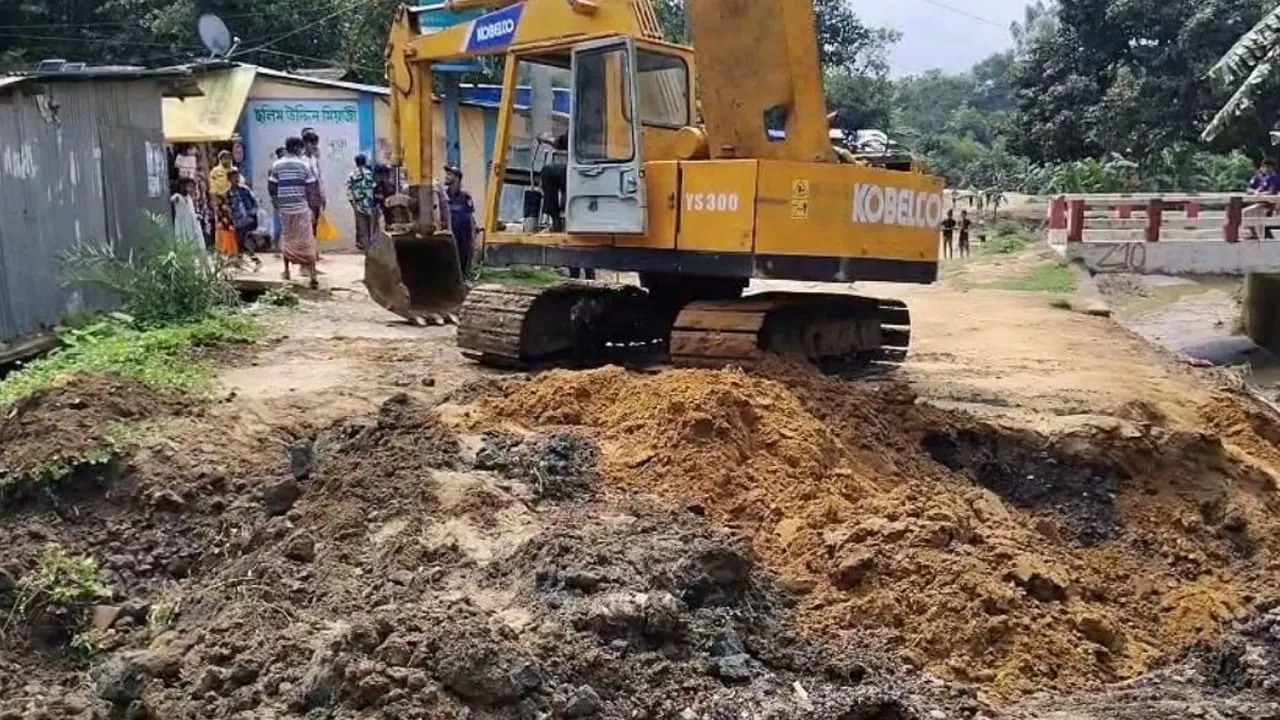 সন্ত্রাসীরা রাস্তা কেটে ও ভারী অস্ত্র ব্যবহার করে র্যাব-পুলিশ ক্যাম্পে হামলা চালিয়েছিল