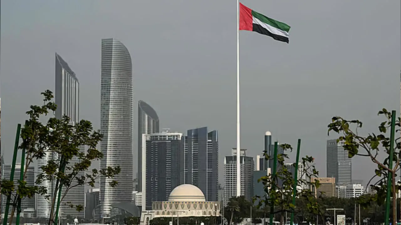 আবুধাবিতে ক্ষেপণাস্ত্র হামলা: নিহত ১, দুবাই বিমানবন্দরে ফ্লাইট স্থগিত