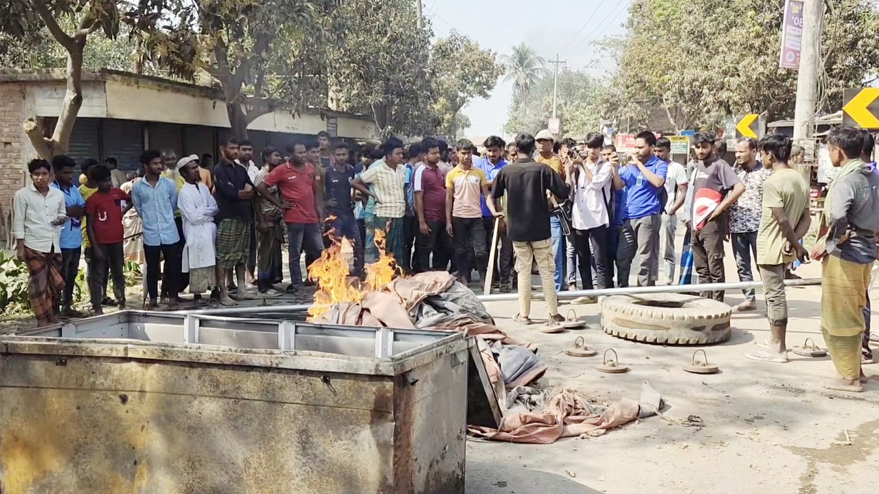 নওগাঁয় ট্রাক্টরের চাপায় শিক্ষকের মৃত্যু: ক্ষুব্ধ জনতার অগ্নিসংযোগ ও সড়ক অবরোধ