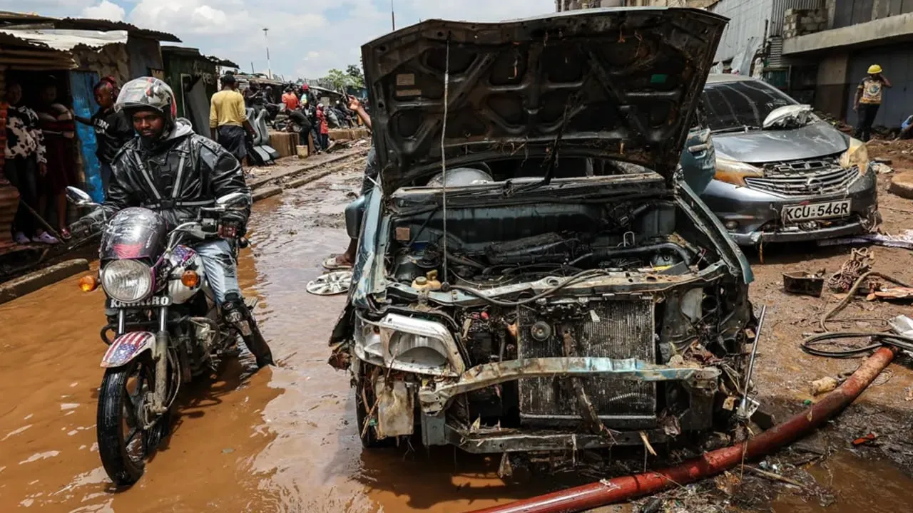 কেনিয়ায় ভয়াবহ বন্যায় মৃতের সংখ্যা বেড়ে ৬২: উদ্ধার অভিযান ও জলবায়ু পরিবর্তনের প্রভাব
