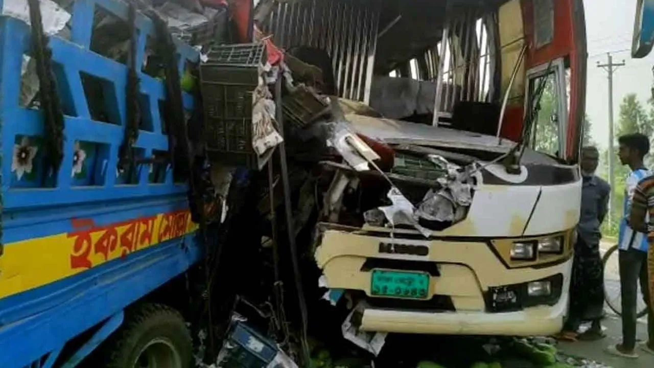 মাধবপুরে বাস-পিকআপ সংঘর্ষে ৪ জনের মৃত্যু